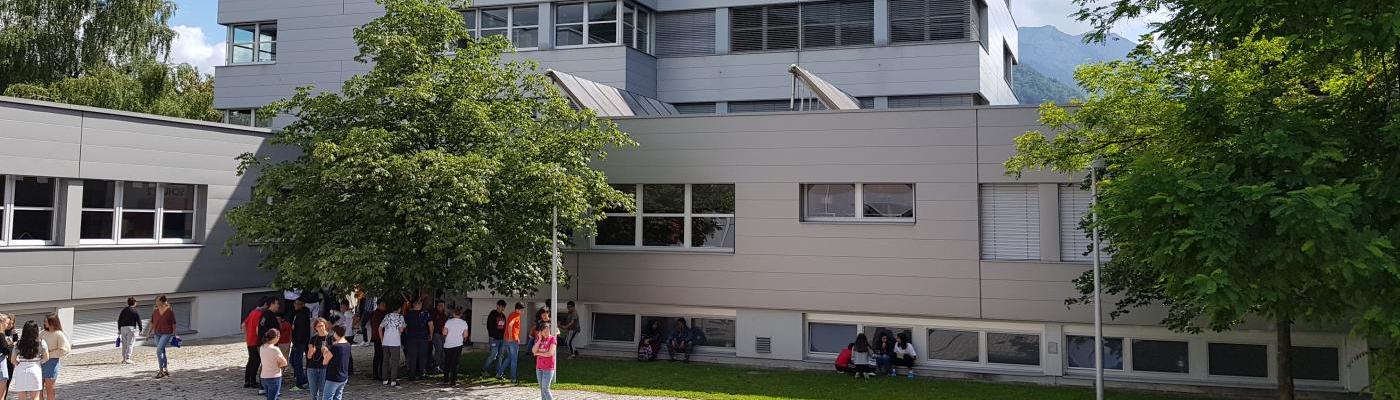 © Stefan Pribylla Schulgebäude im Juli